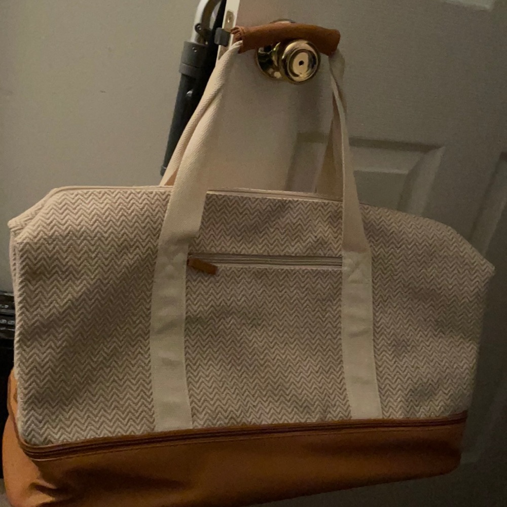 Overnight bag with shoe compartment